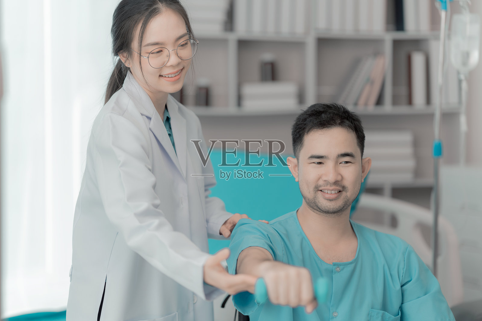 阿拉伯医生与患者坐在桌子旁交谈，讨论医疗和健康概念，包括医院、物理治疗和医疗治疗。照片摄影图片