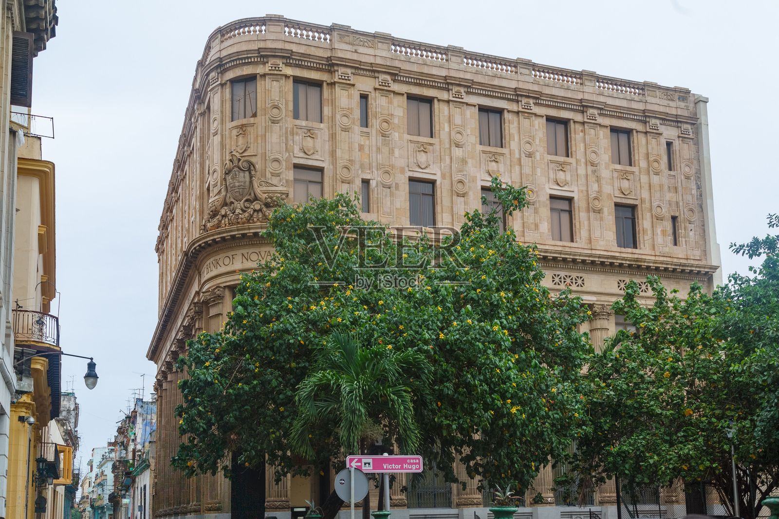 古巴哈瓦那市中心的典型街道与历史建筑照片摄影图片