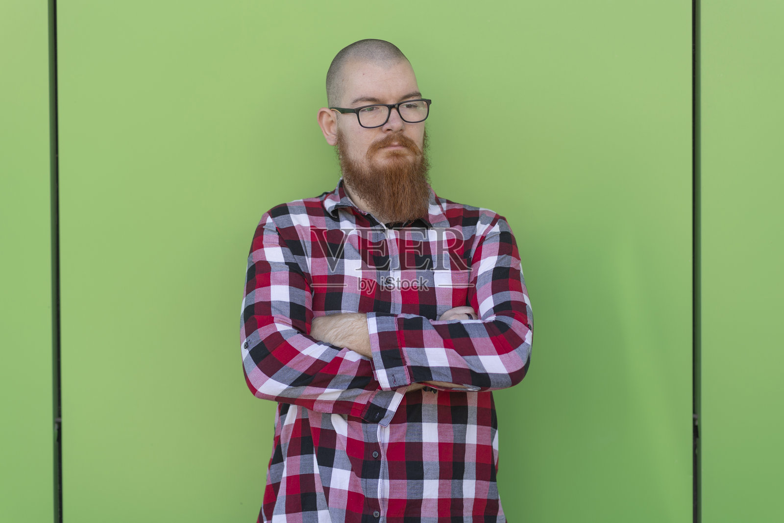 一位留着红色胡子的模特穿着格子衬衫照片摄影图片
