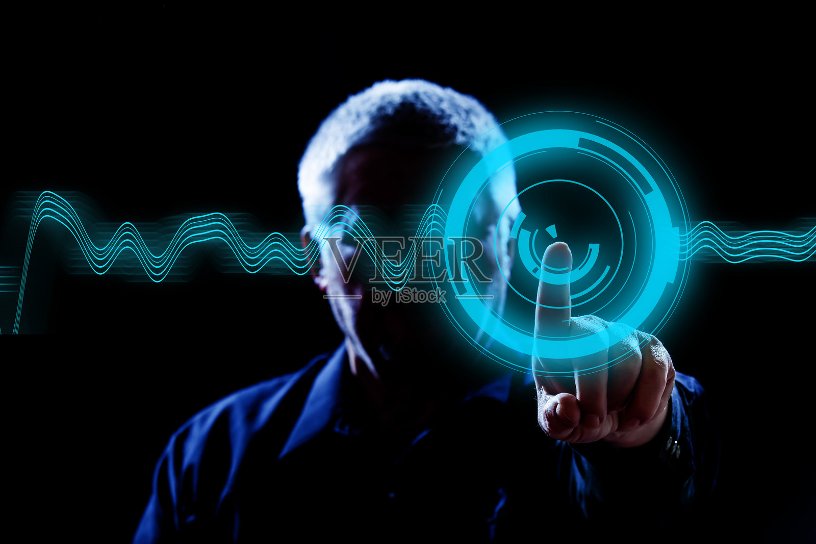 数字合成图像：男子触摸发光的画作，背景为黑色光绘。照片摄影图片