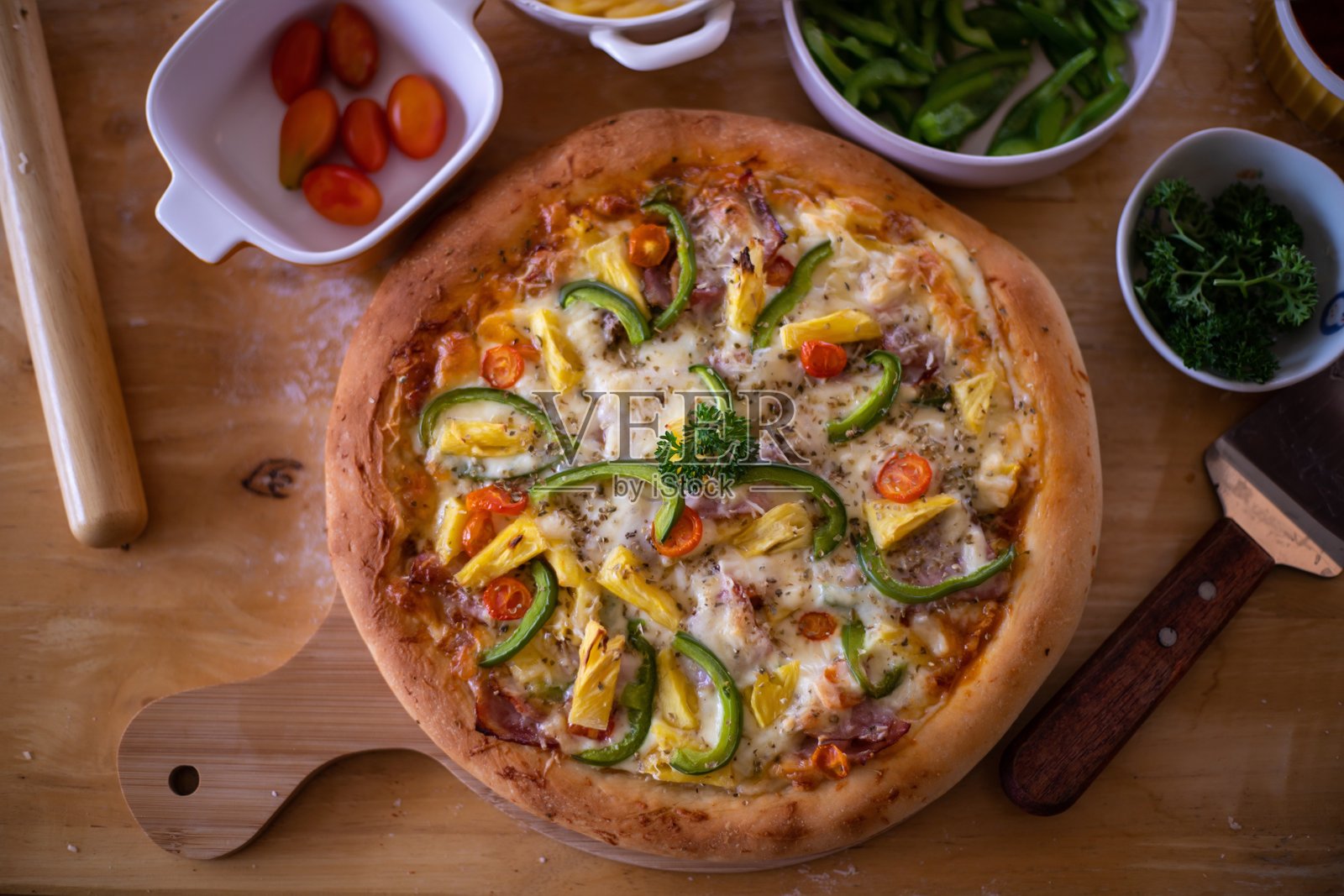 新鲜自制披萨照片摄影图片