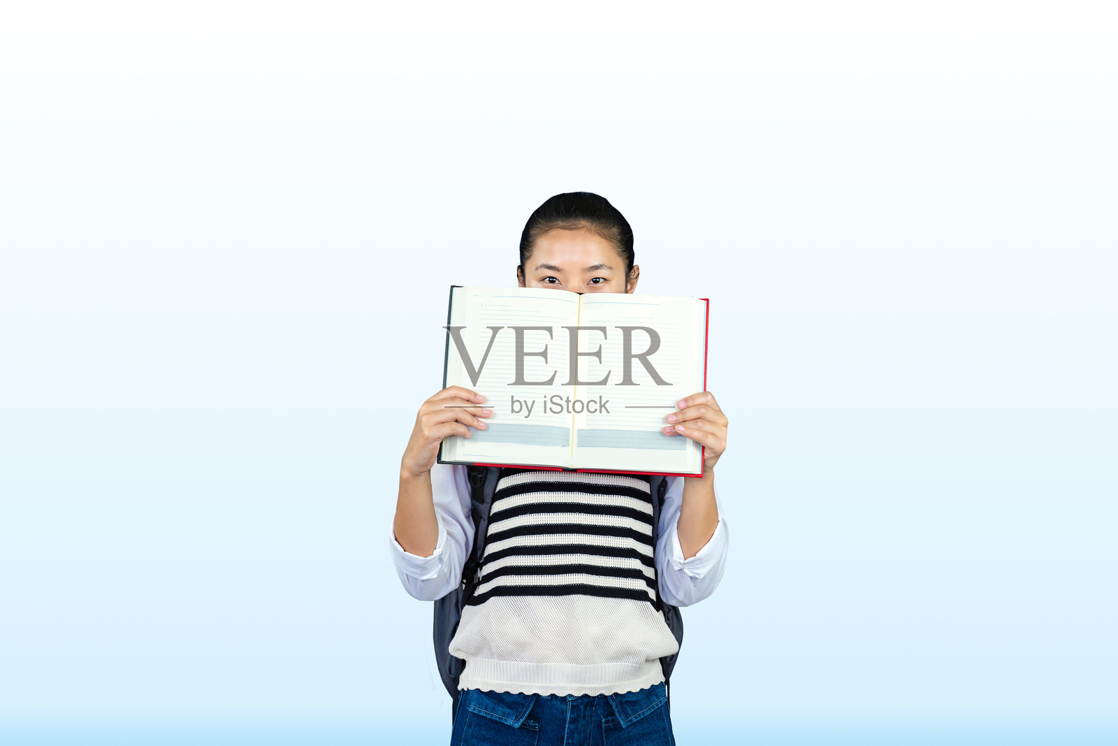 快乐的亚洲女学生背着书包和笔记本去大学。留学回归校园。照片摄影图片