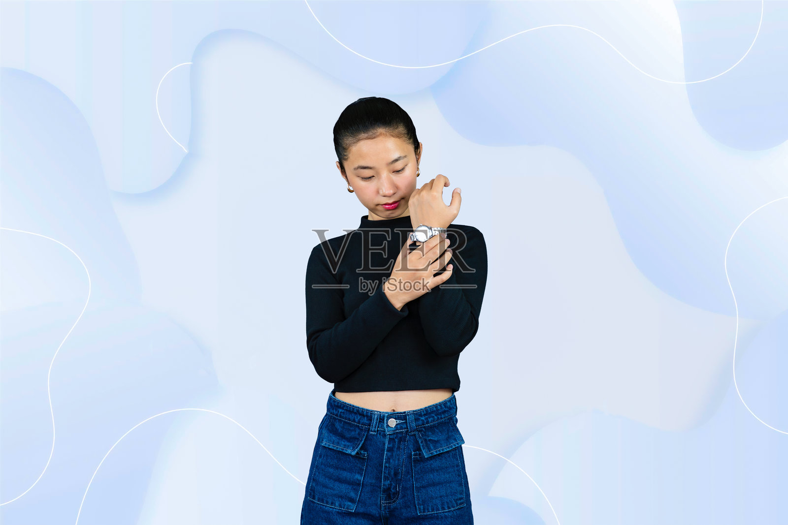 年轻的亚洲女孩做出指点和展示的手势，表情有快乐、悲伤和惊讶。照片摄影图片