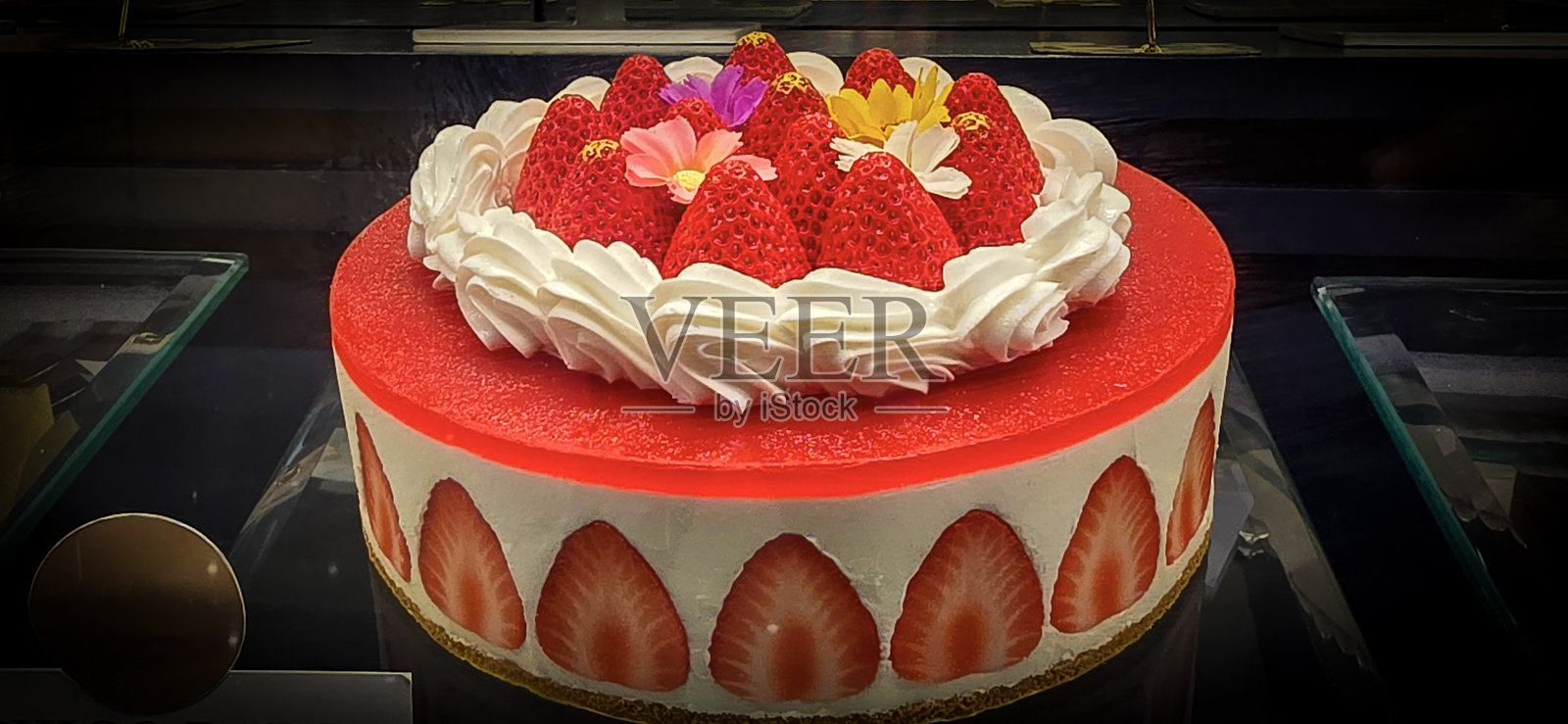 精美制作且美味可口的五彩装饰派对蛋糕或宴会蛋糕，适合派对、酒吧甜点选择，会议上的蛋糕、宴会自助餐、咖啡休息自助餐。照片摄影图片