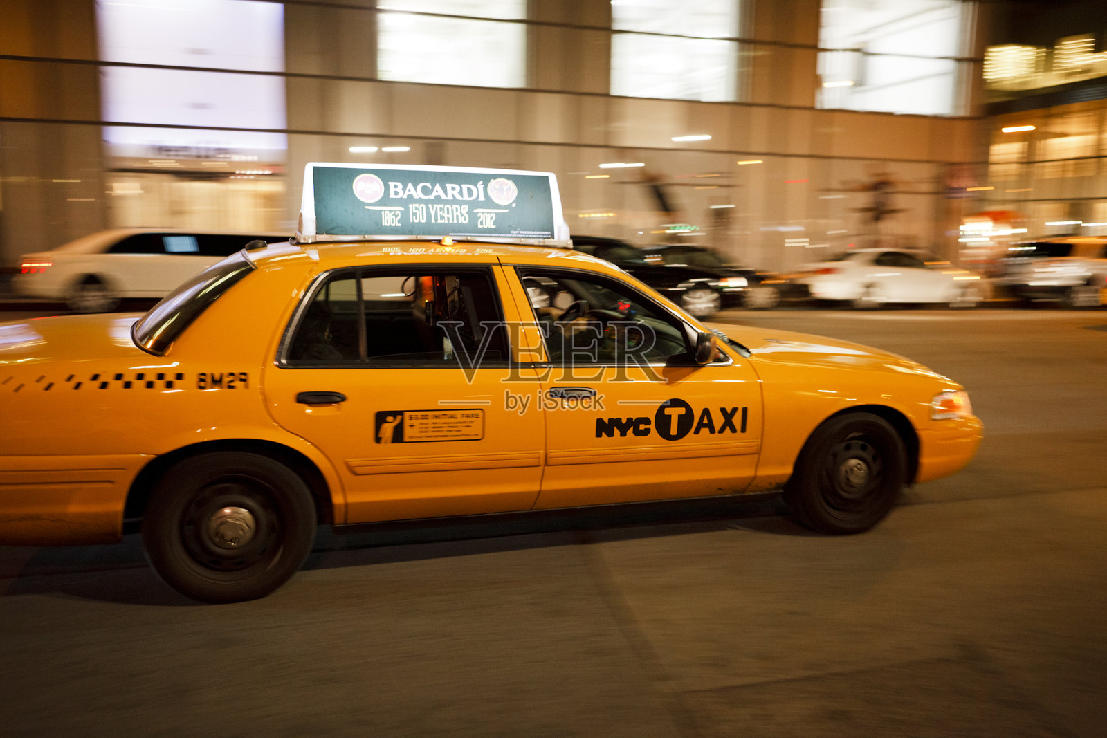 曼哈顿第六大道上的出租车驾驶照片摄影图片