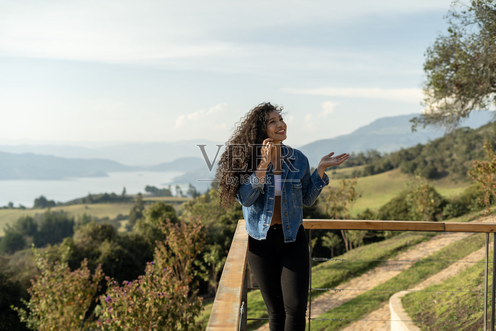 年轻女性在大自然中欢笑照片摄影图片
