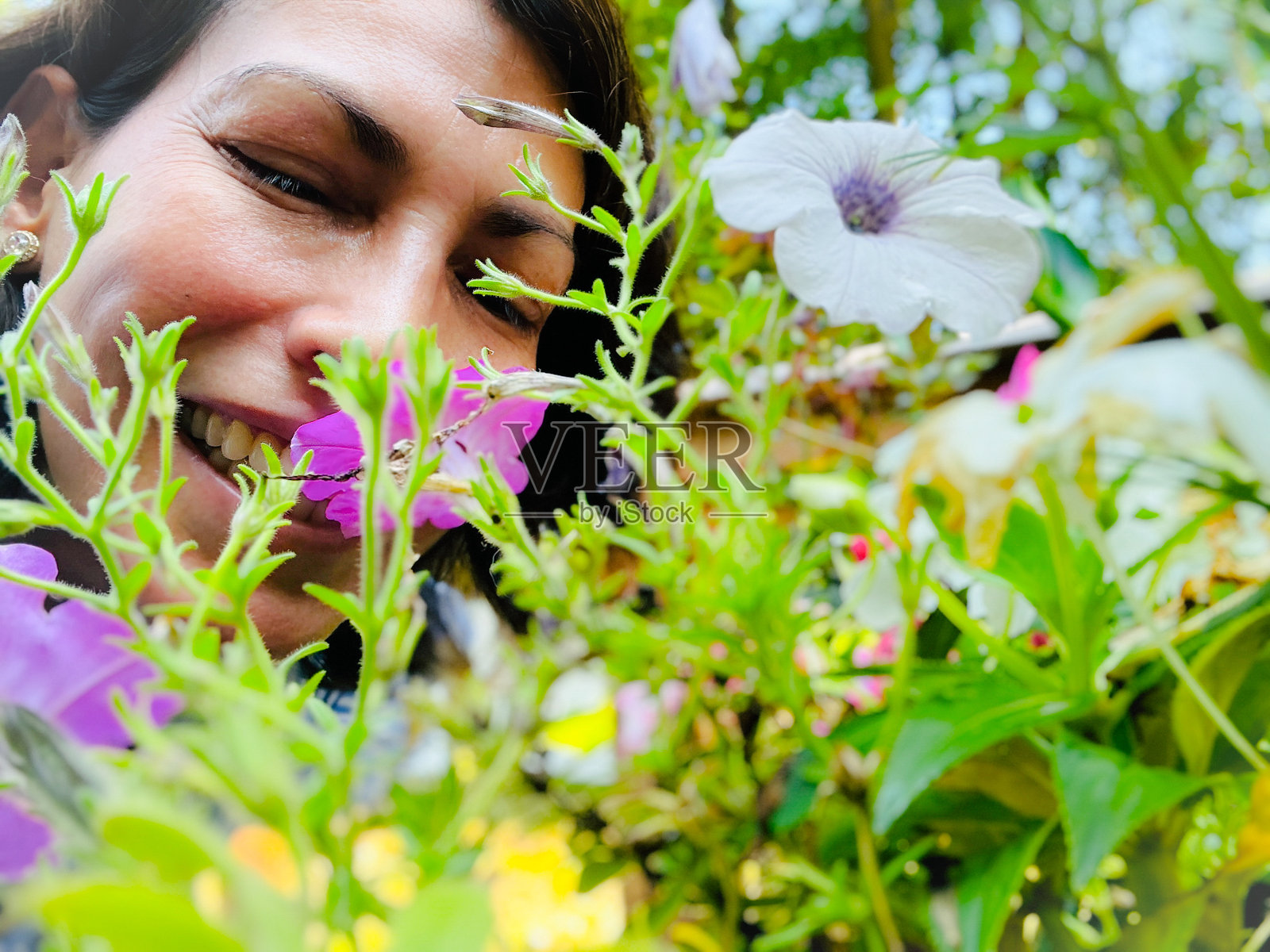 女人闻花香的香水照片摄影图片