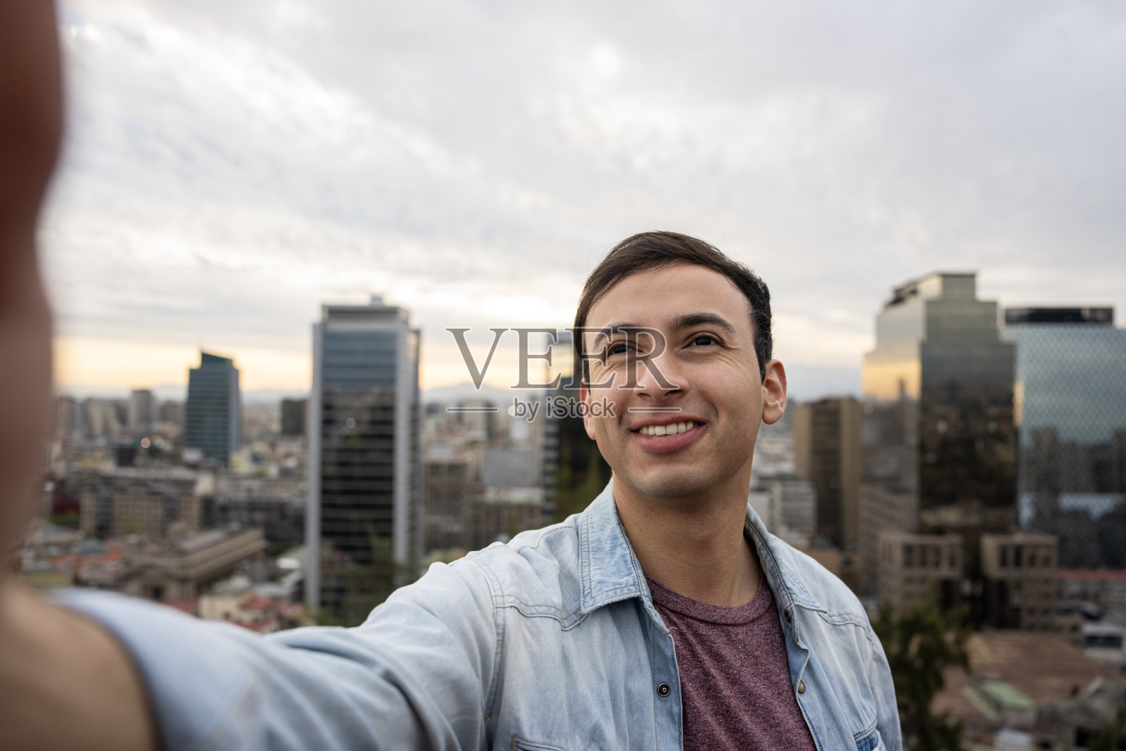 年轻游客在智利圣地亚哥的圣卢西亚山拍自拍照照片摄影图片