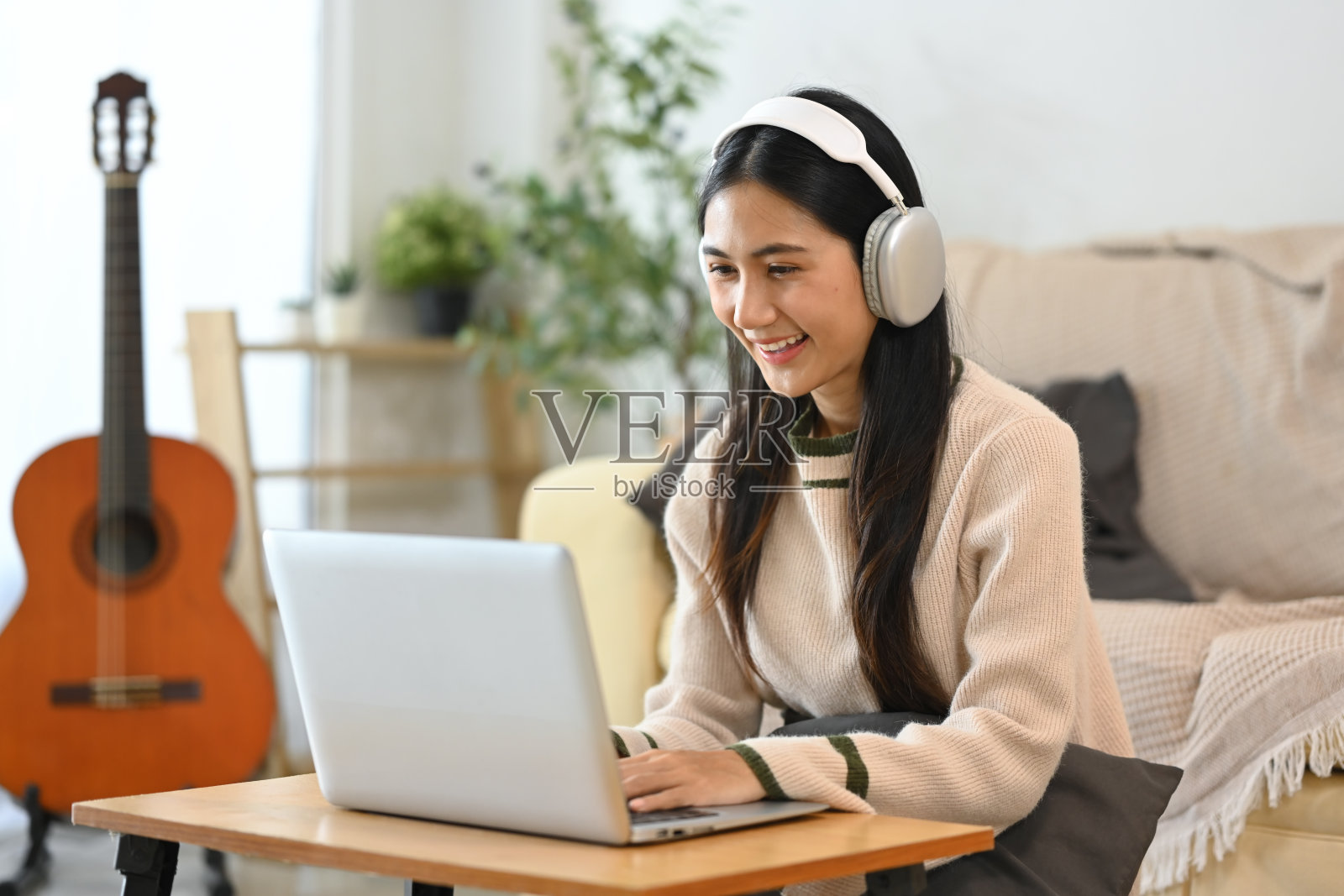 她在这个地方快乐地工作。照片摄影图片