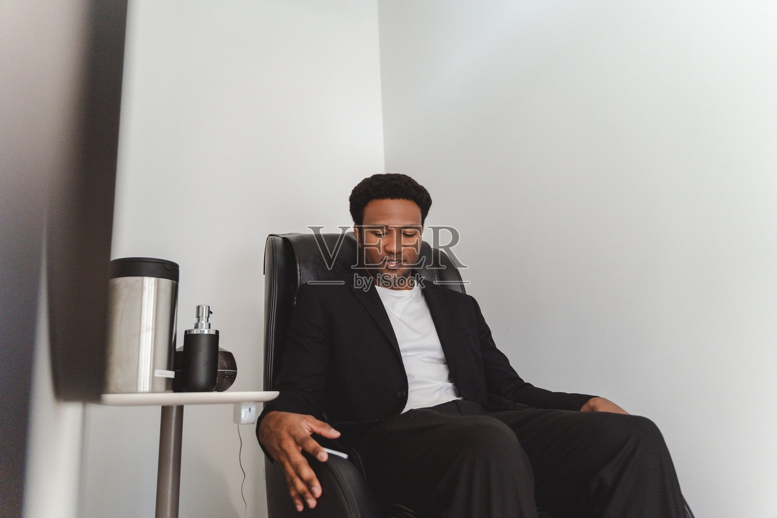 商人在工作后放松地坐在按摩椅上照片摄影图片