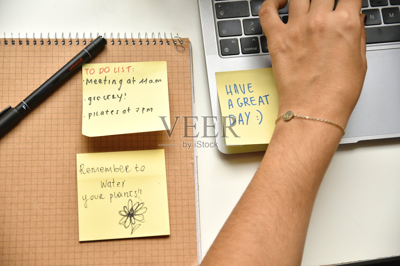 写在黄色便签纸上的待办事项提醒，放在带有笔记本电脑的工作桌上照片摄影图片