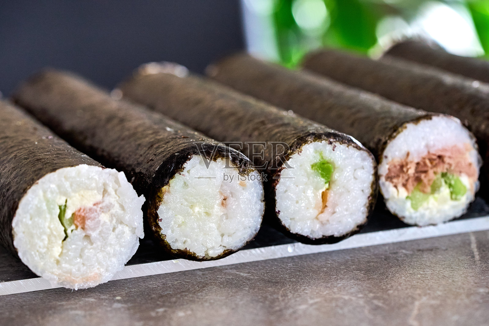 一份美丽而美味的精心制作的寿司卷选择照片摄影图片