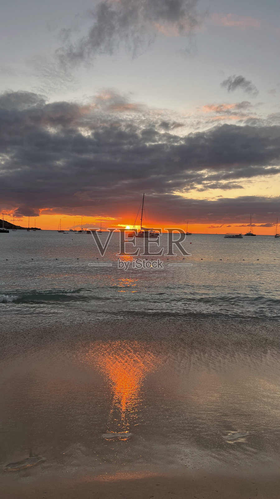 海滩日落与帆船照片摄影图片