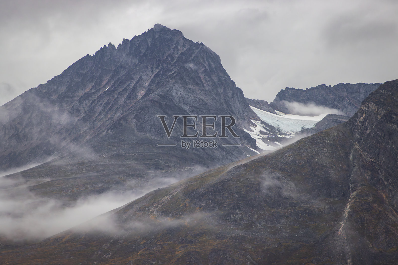 乌拉梅尔托苏克山及其周边地区在塔瑟米特峡湾（南格林兰）的景观照片摄影图片