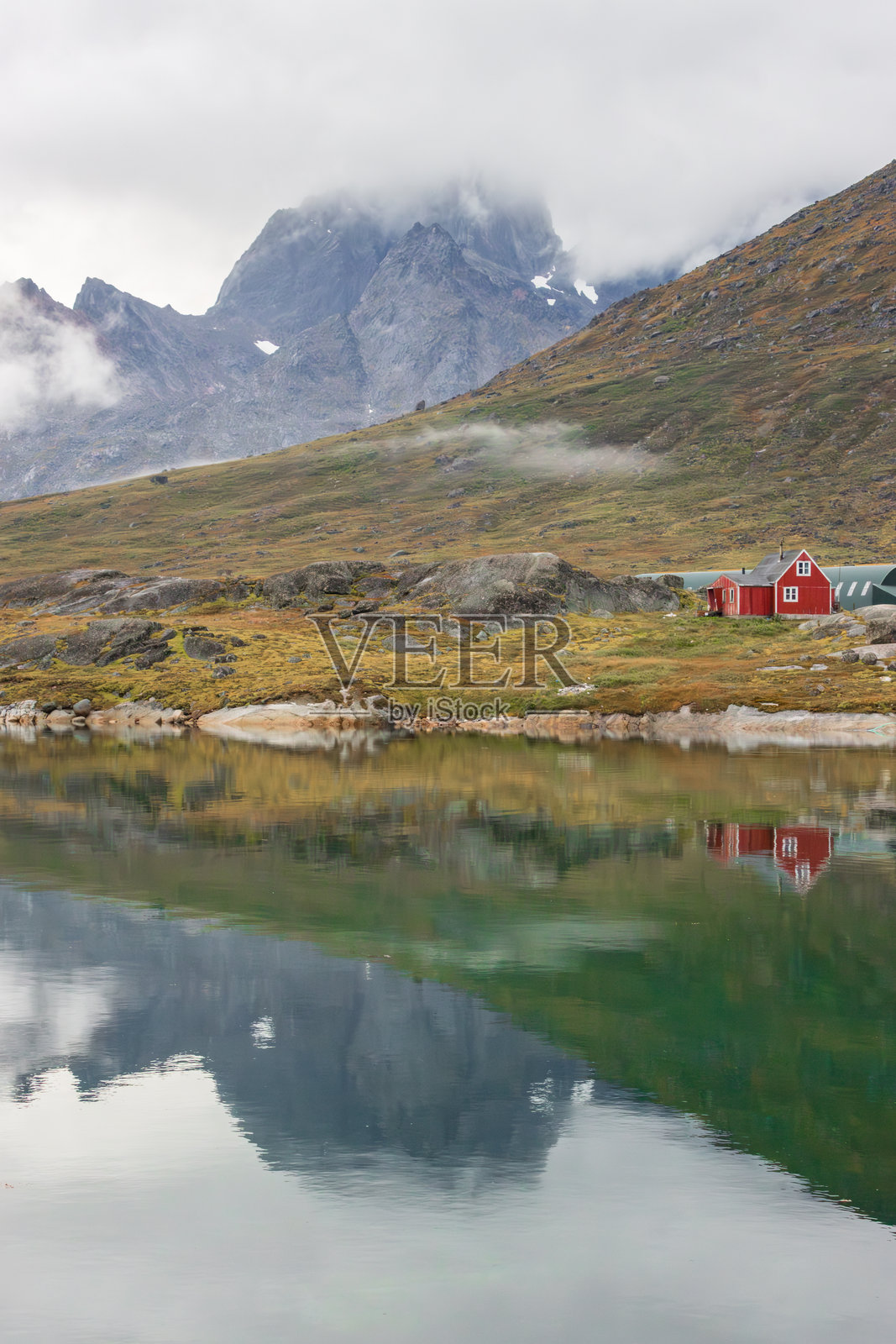 乌拉梅尔托苏克山及其周边地区在塔瑟米特峡湾（南格林兰）的景观照片摄影图片
