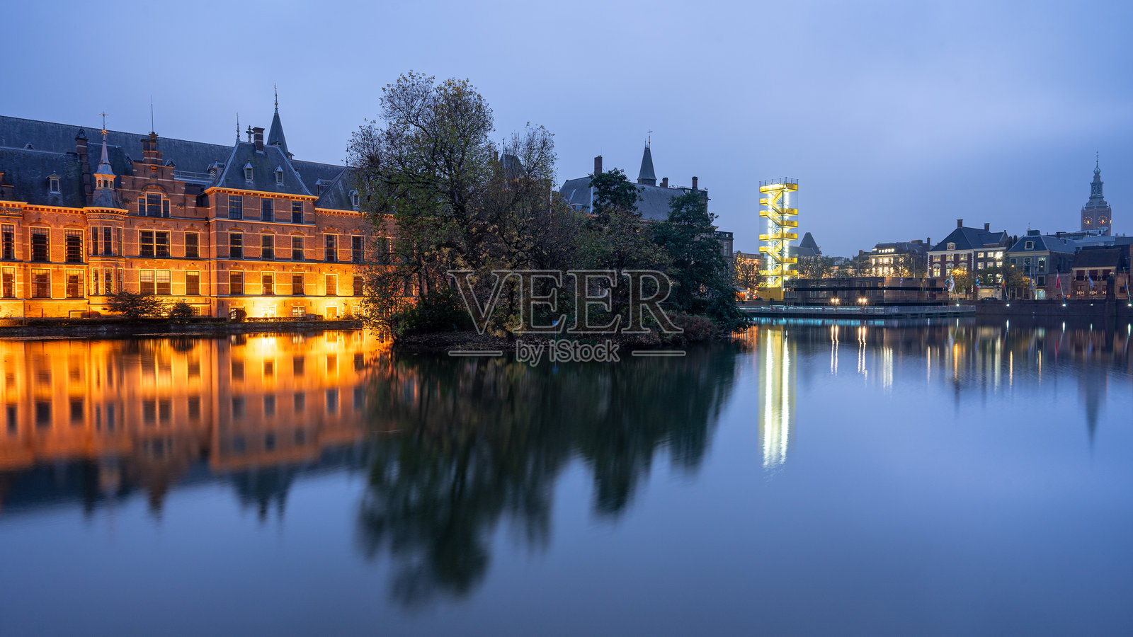 荷兰政府大楼夜景。照片摄影图片