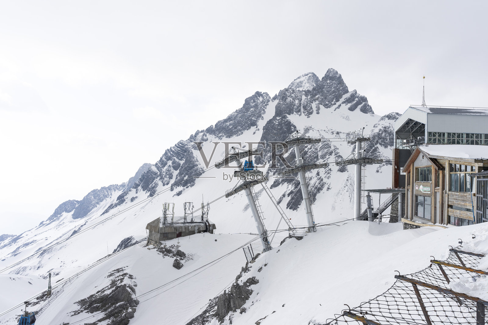 中国丽江的玉龙雪山上观光的游客。照片摄影图片