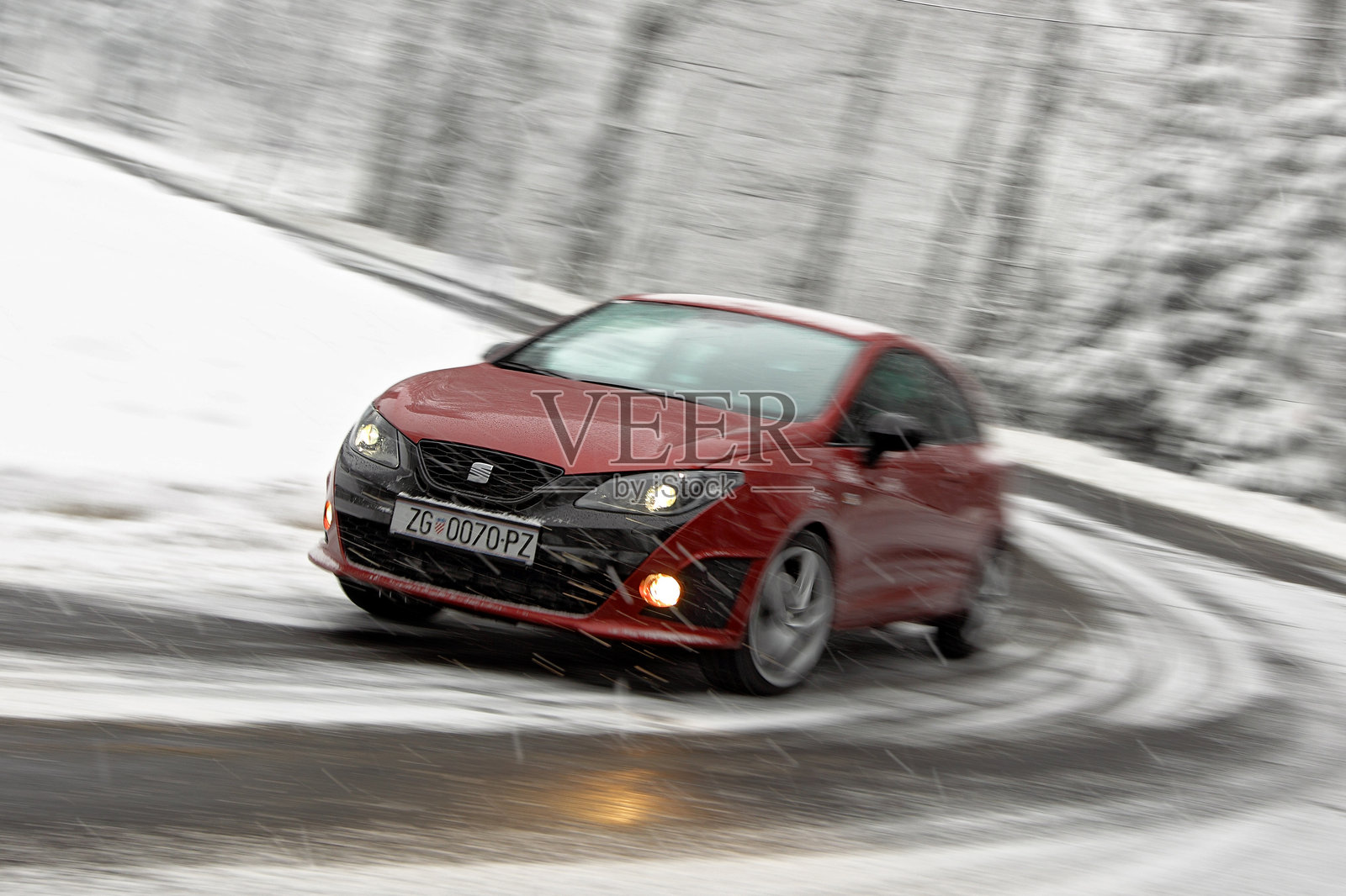 湿滑的道路照片摄影图片
