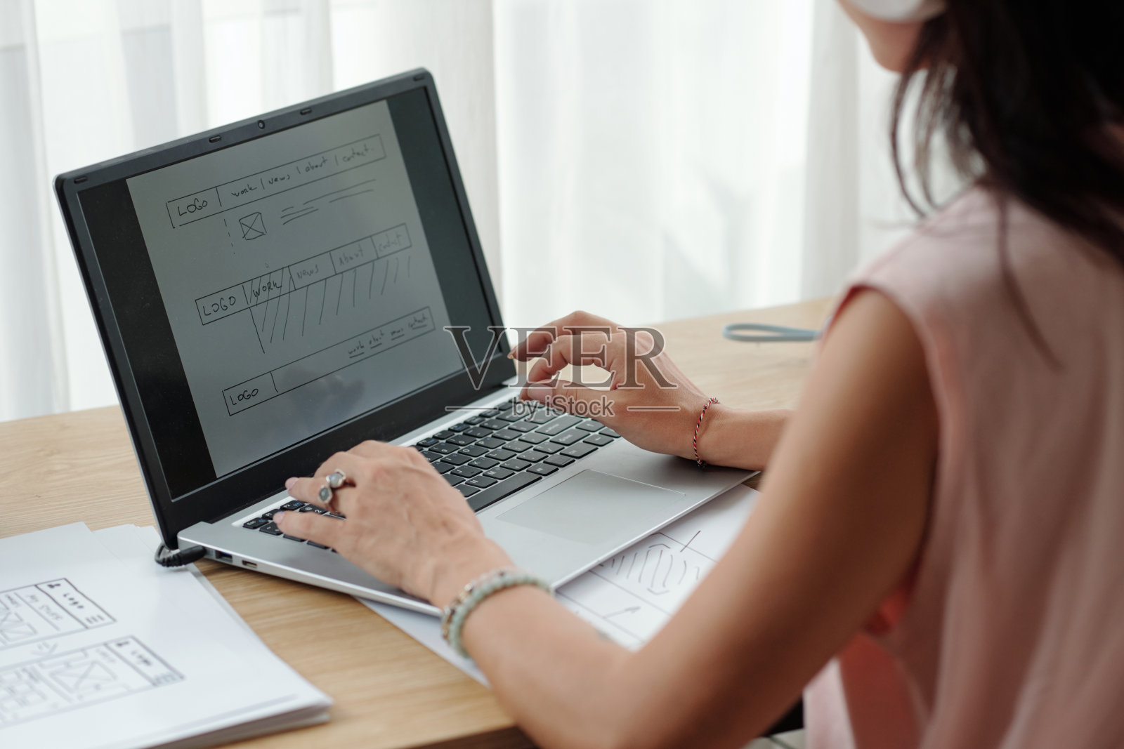 专注于笔记本电脑上的网站设计分析照片摄影图片