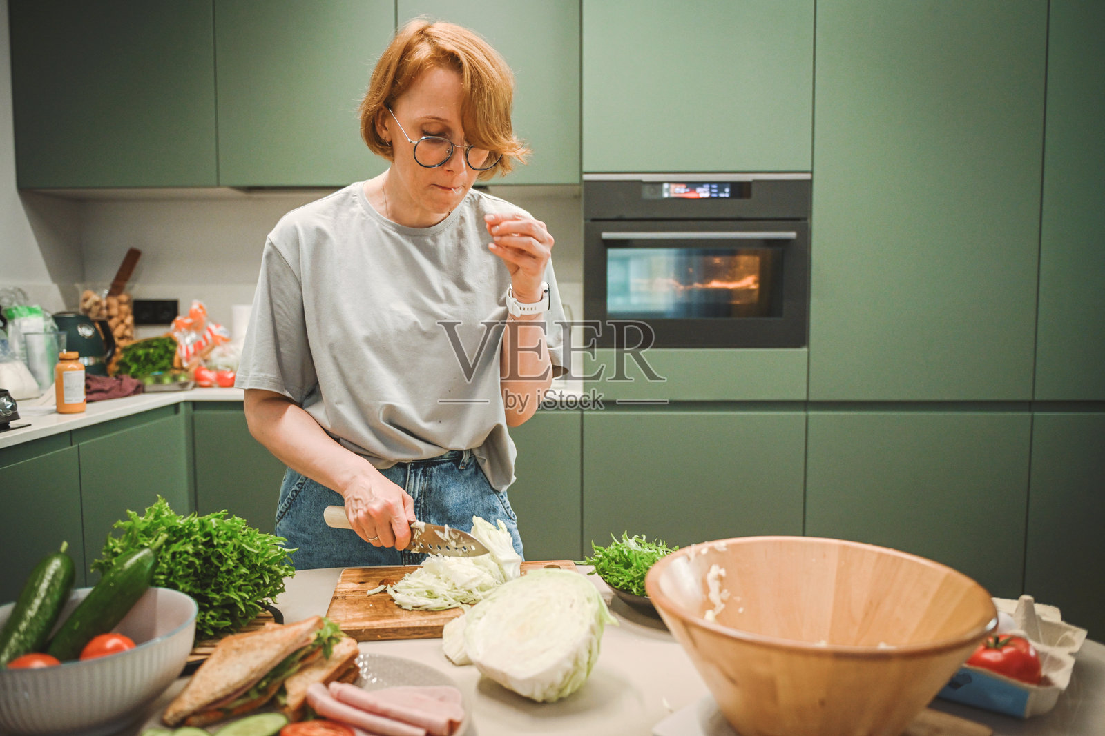女人在厨房准备沙拉照片摄影图片