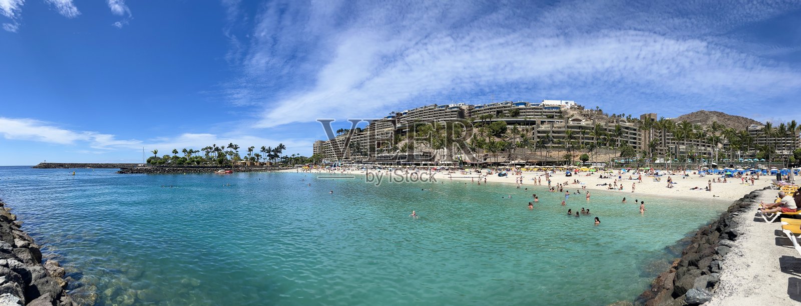 西班牙大加那利岛拉斯帕尔马斯的安菲美丽的阳光明媚的夏季正午风景。照片摄影图片