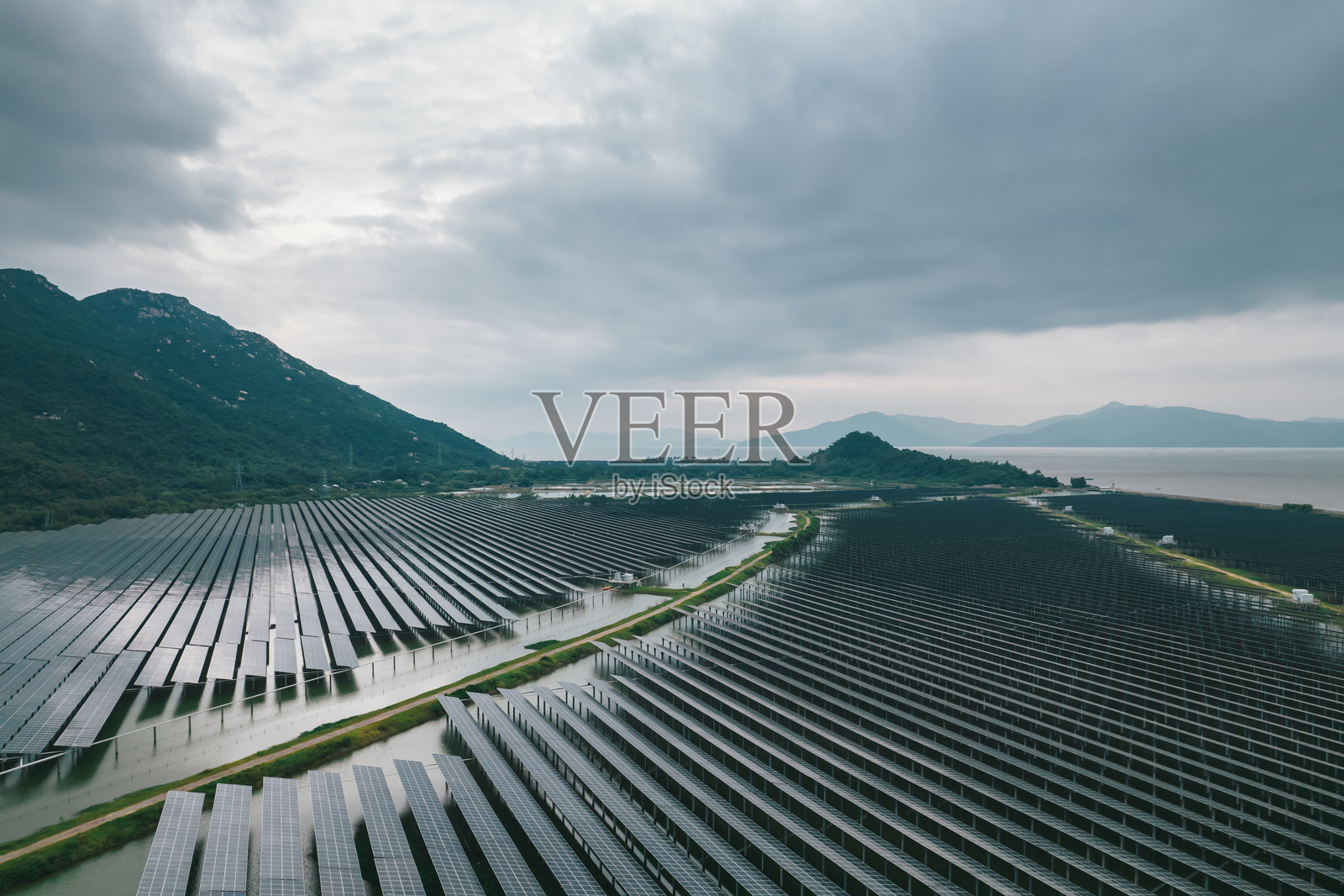 暴雨天气下的太阳能光伏发电照片摄影图片