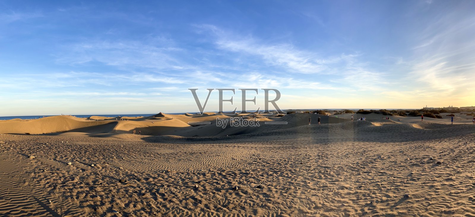 在西班牙大加那利岛拉斯帕尔马斯的马斯帕洛马斯沙丘沙漠中，金色美丽的阳光日出/日落夏季风景。旅游和观光大加那利岛，西班牙旅行概念。照片摄影图片