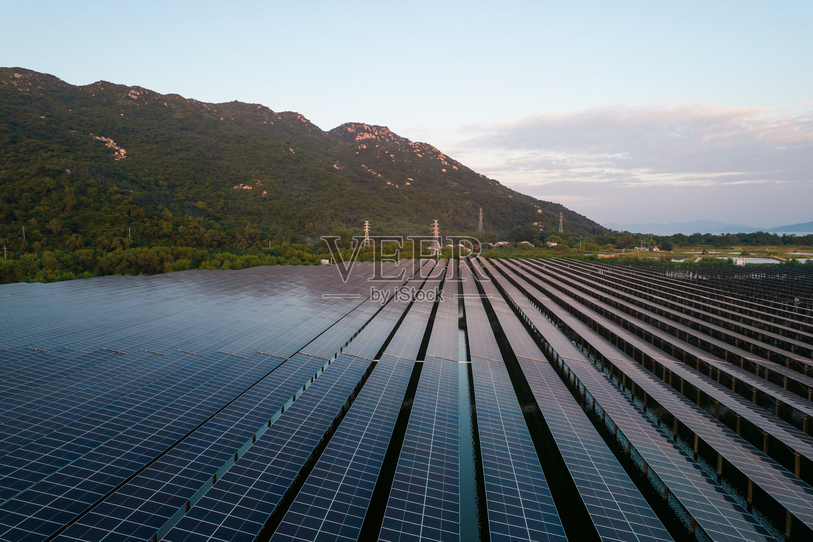 海岸上的太阳能光伏发电照片摄影图片