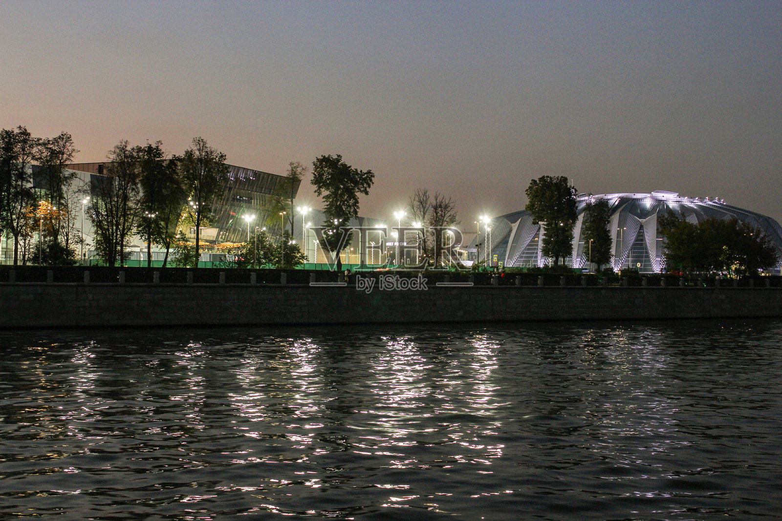 卢日涅茨卡亚堤岸的开放网球场。照片摄影图片