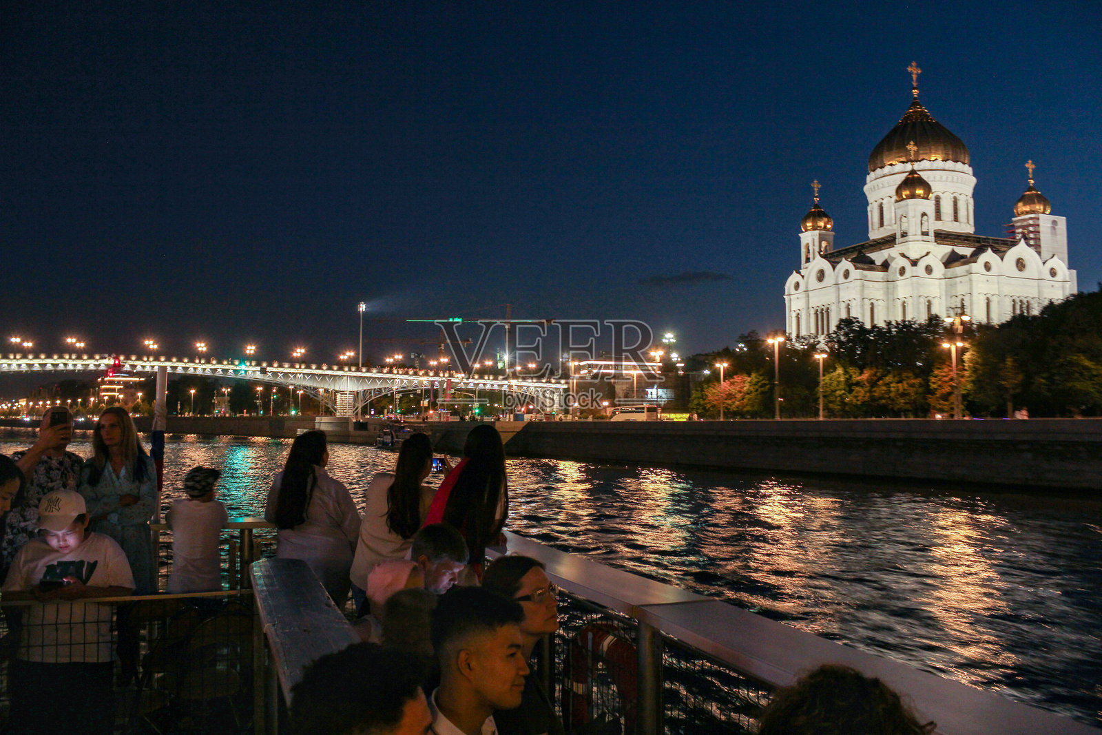 基督救世主大教堂和牧首桥的全景。照片摄影图片