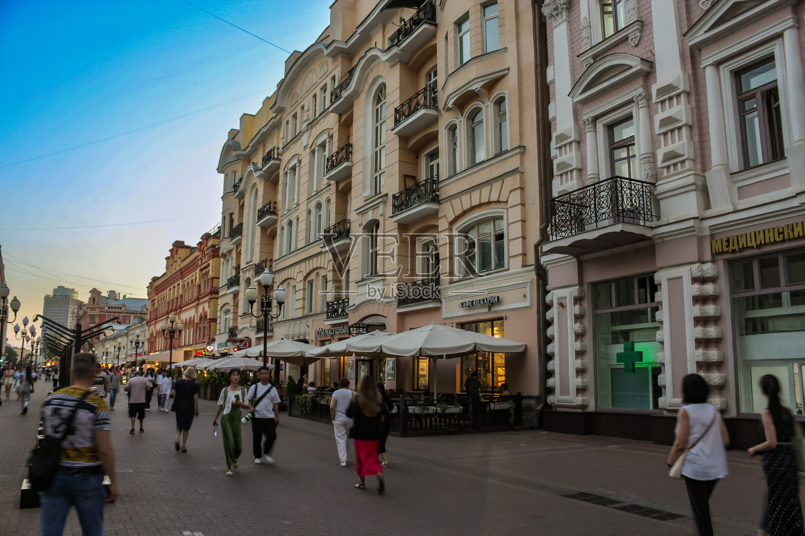 美丽的建筑外立面，带有阳台。照片摄影图片