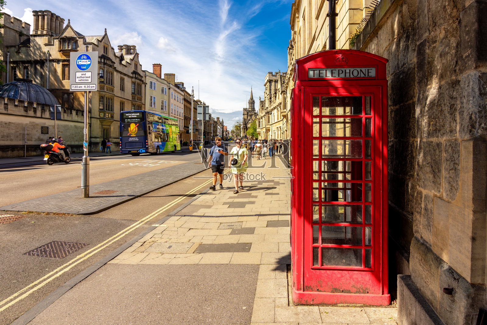 牛津市中心高街上的红色电话亭照片摄影图片