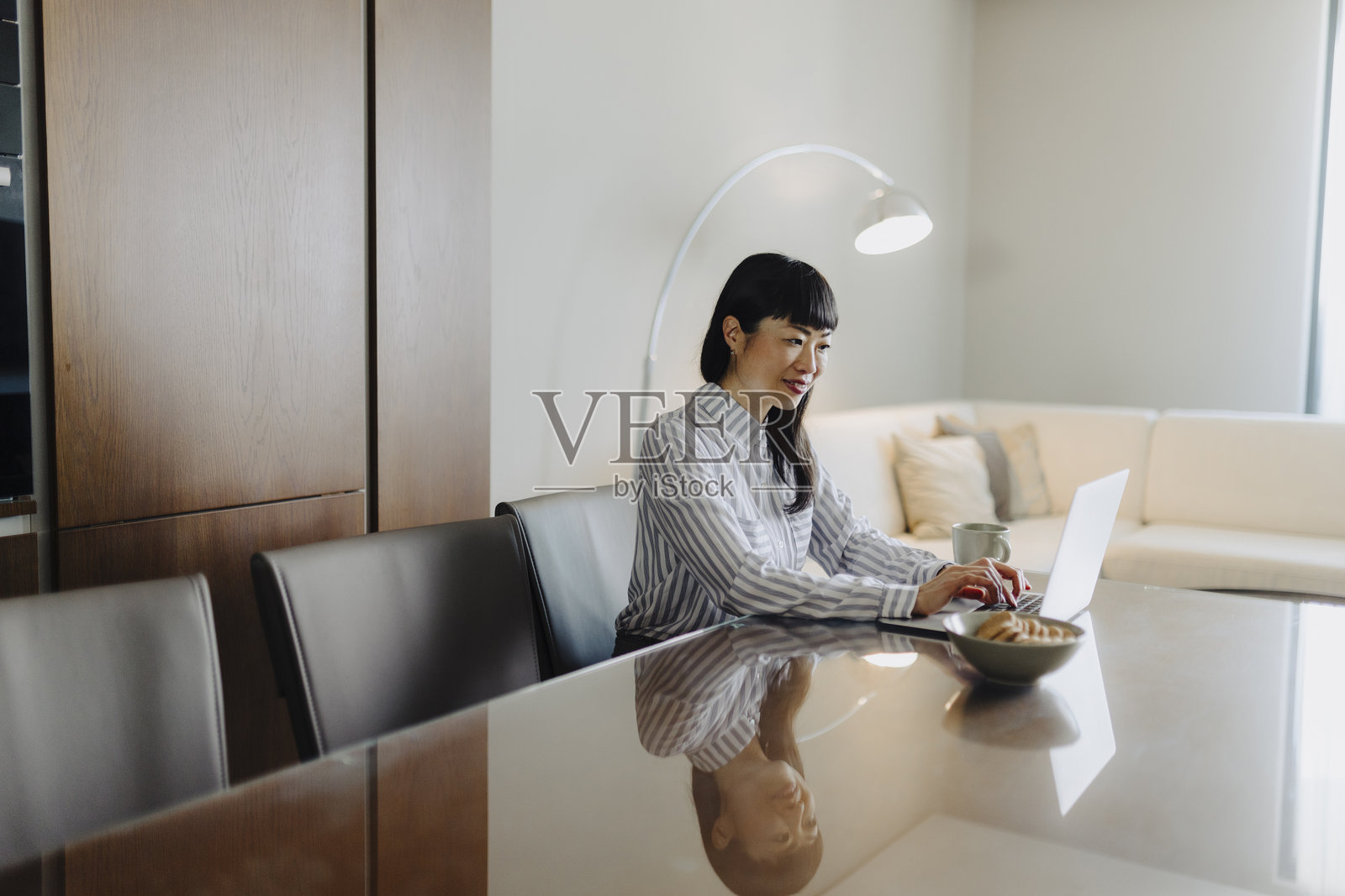 在家工作的女商人照片摄影图片