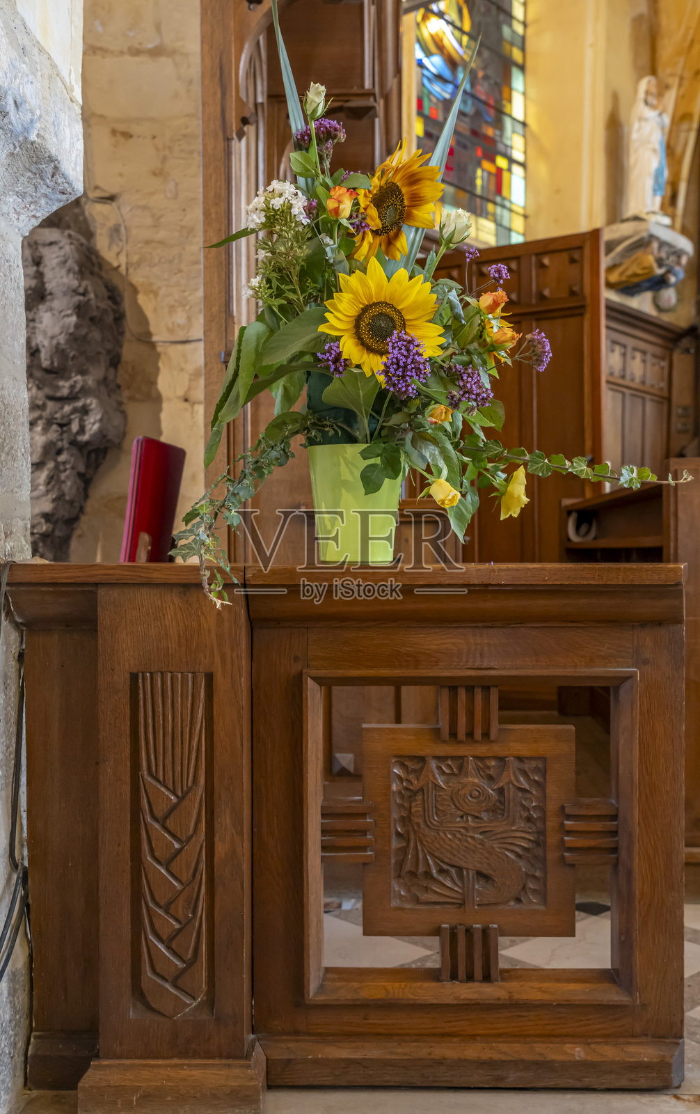 法国贝尔克 - 2024年9月20日：圣约翰教堂内部的花束细节照片摄影图片