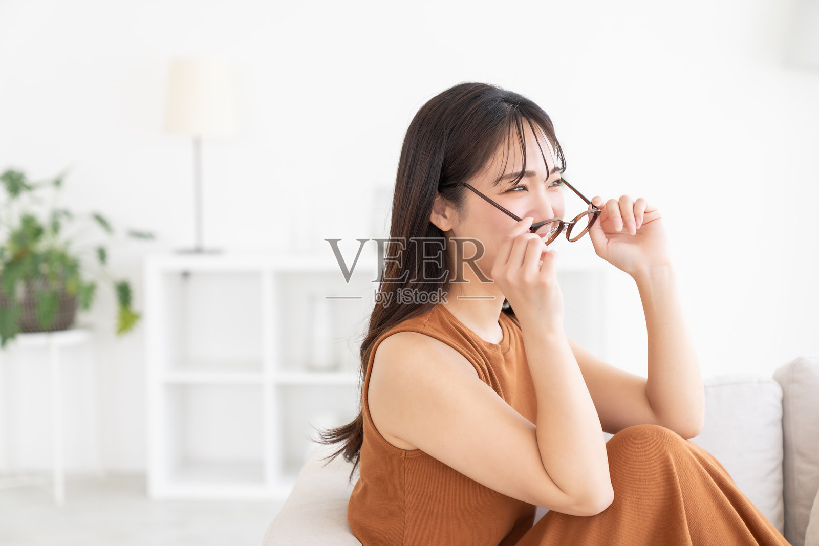 年轻迷人的亚洲女性照片摄影图片