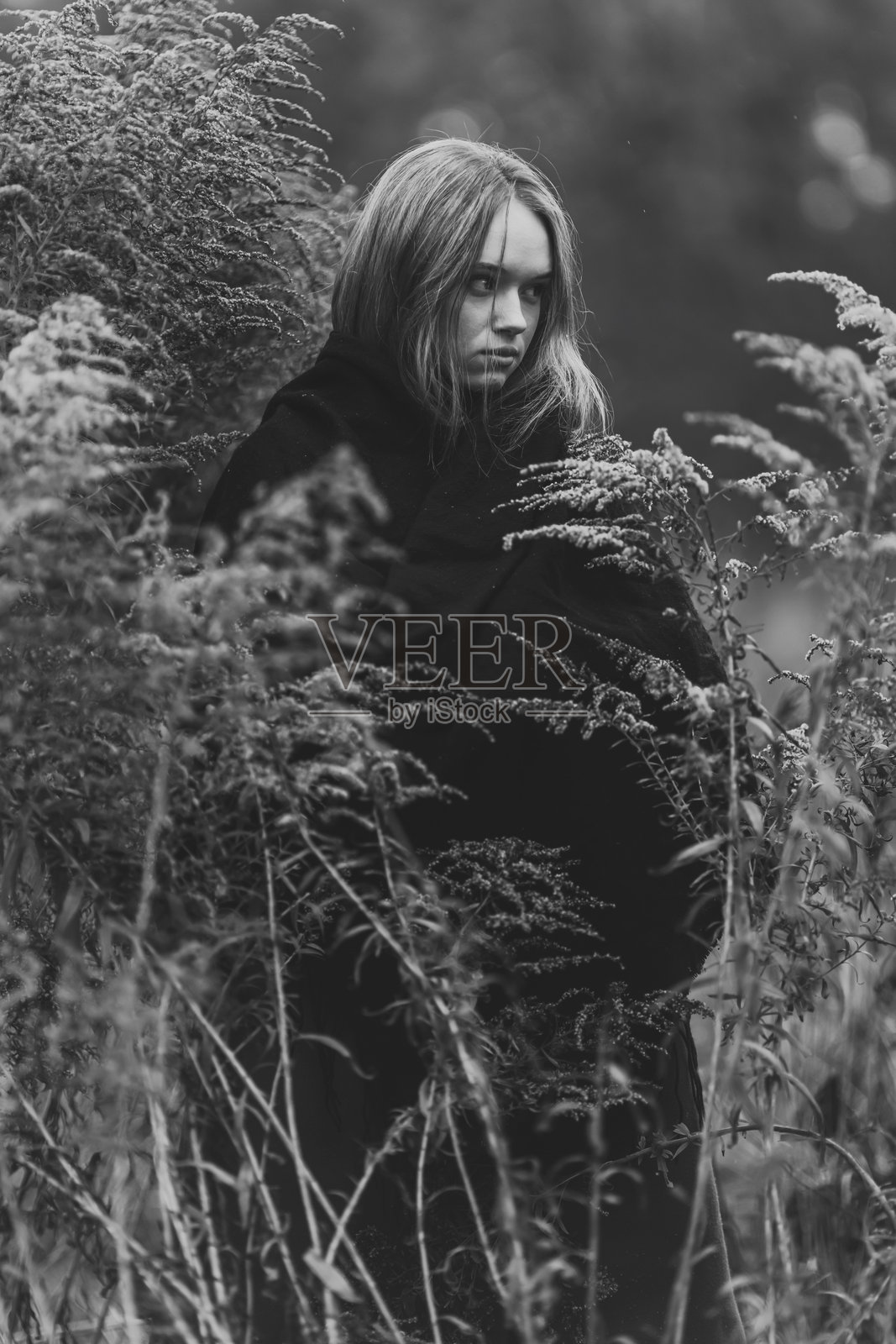 穿着外套的女人。黑白摄影照片摄影图片