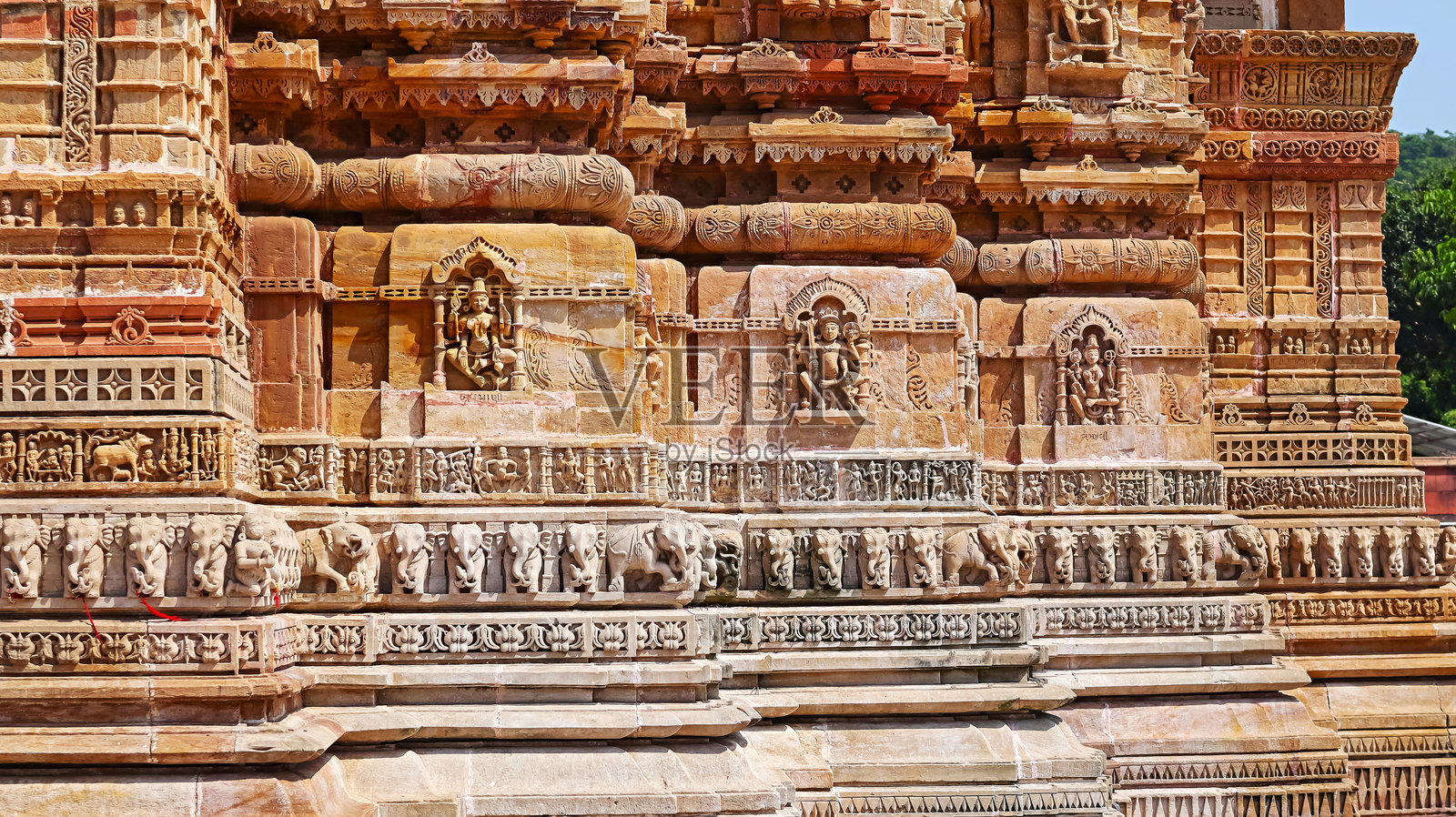 印度古吉拉特邦阿拉瓦利区香玛拉吉毗湿奴寺的印度教神祇和动物雕刻面板。照片摄影图片