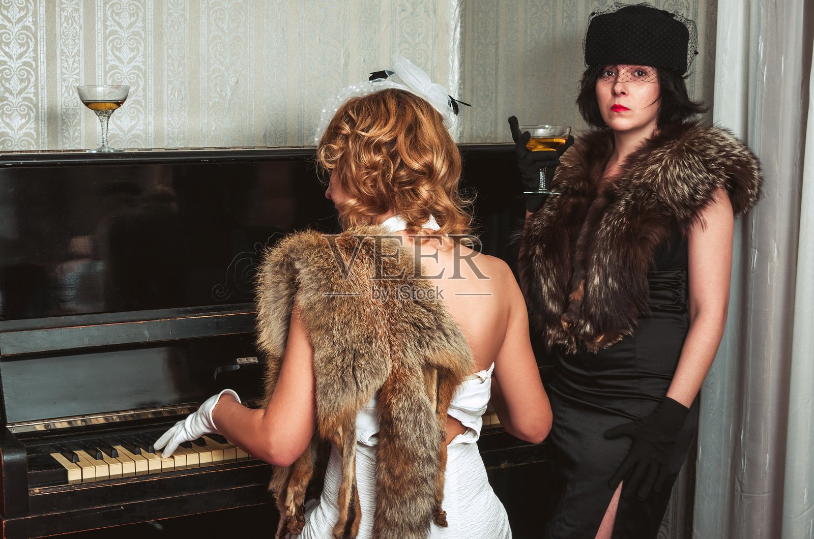 女人和女性朋友站在家里弹奏大钢琴的后视图照片摄影图片