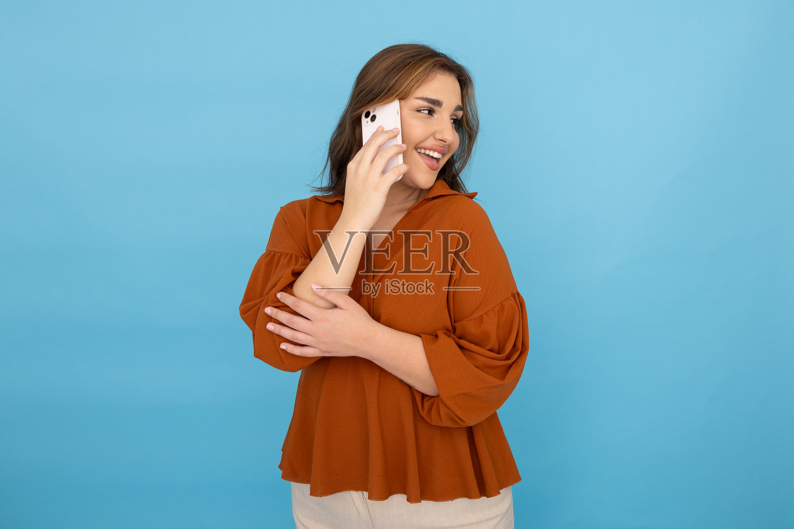 拉丁裔女商人与人通话照片摄影图片