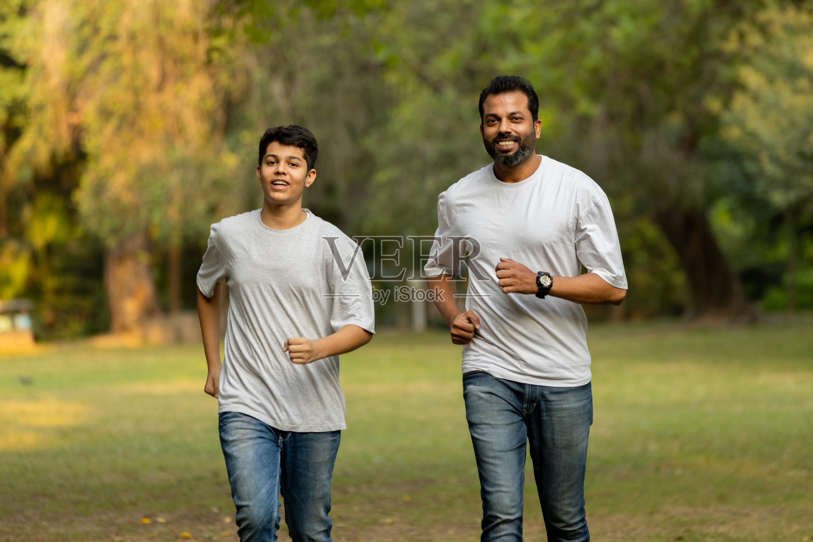 印度父子在大自然中愉快晨跑的亲密关系照片摄影图片