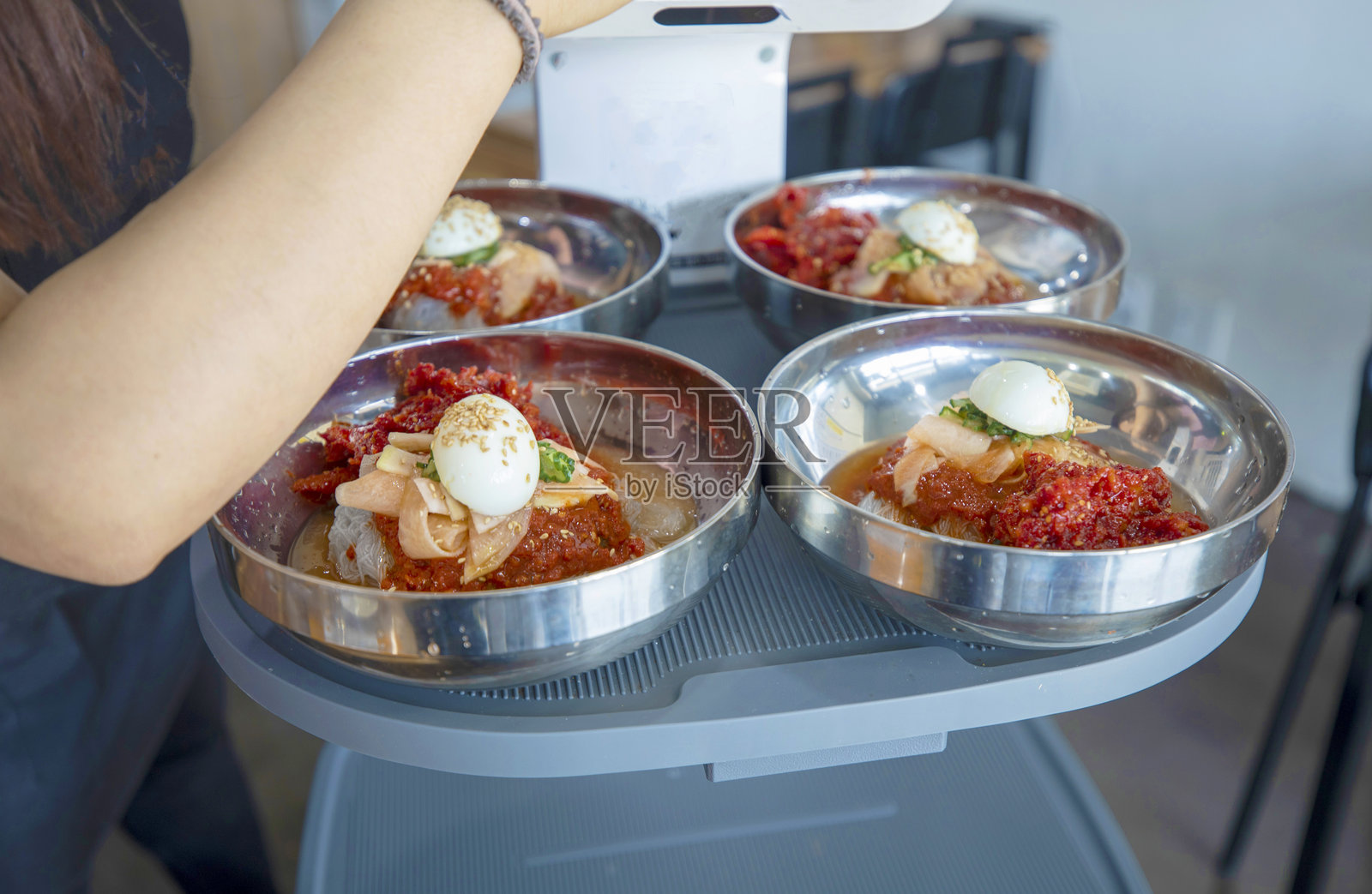 这是黄菜冷面，一种美味的韩国冷面。照片摄影图片