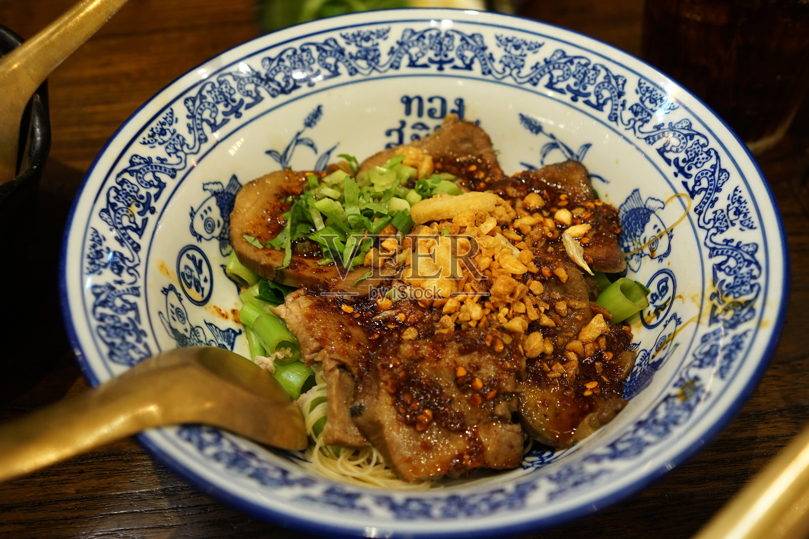 特写的牛肉船面碗照片摄影图片