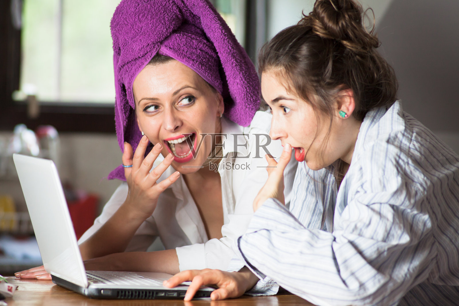 惊讶的女性朋友在家里使用笔记本电脑照片摄影图片