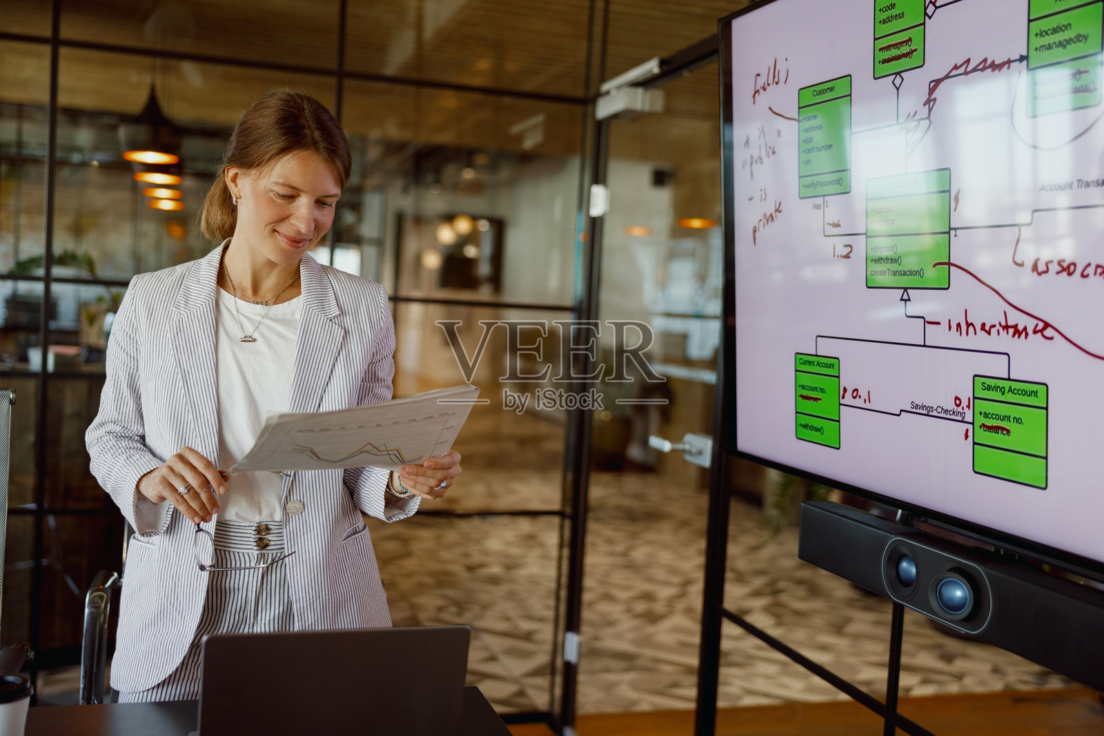 现代办公室中进行的动态商业演示，配有高科技数字显示屏照片摄影图片