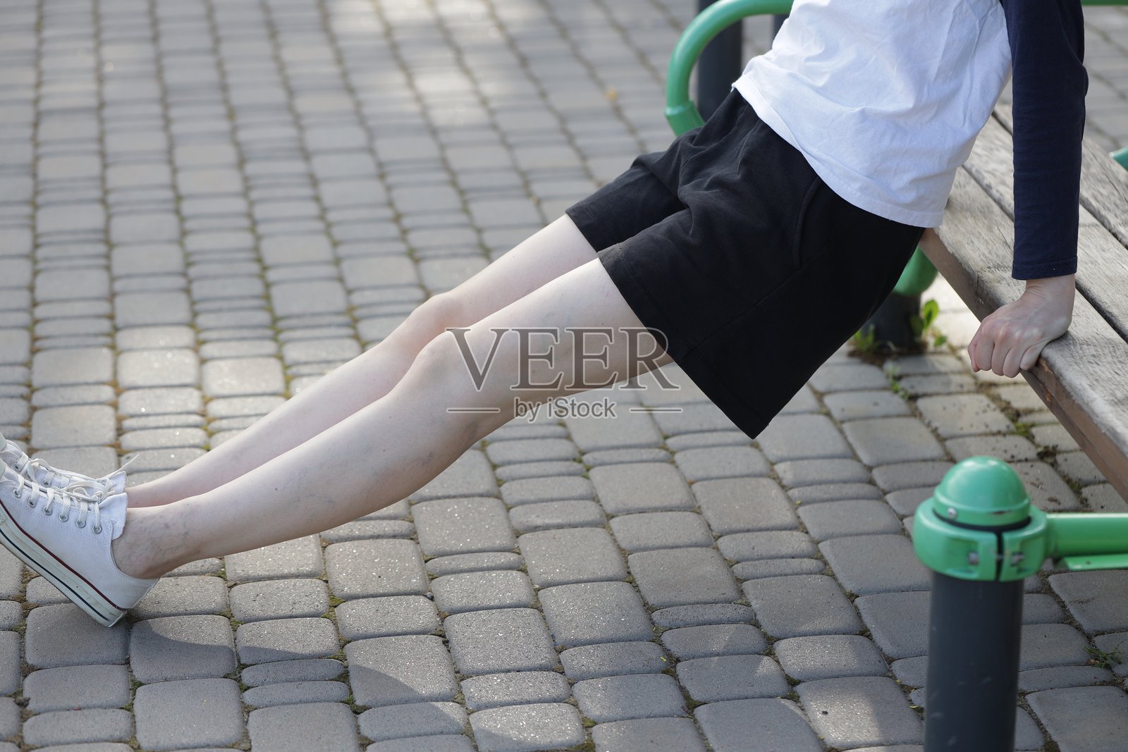 女性在户外锻炼或进行健身训练照片摄影图片