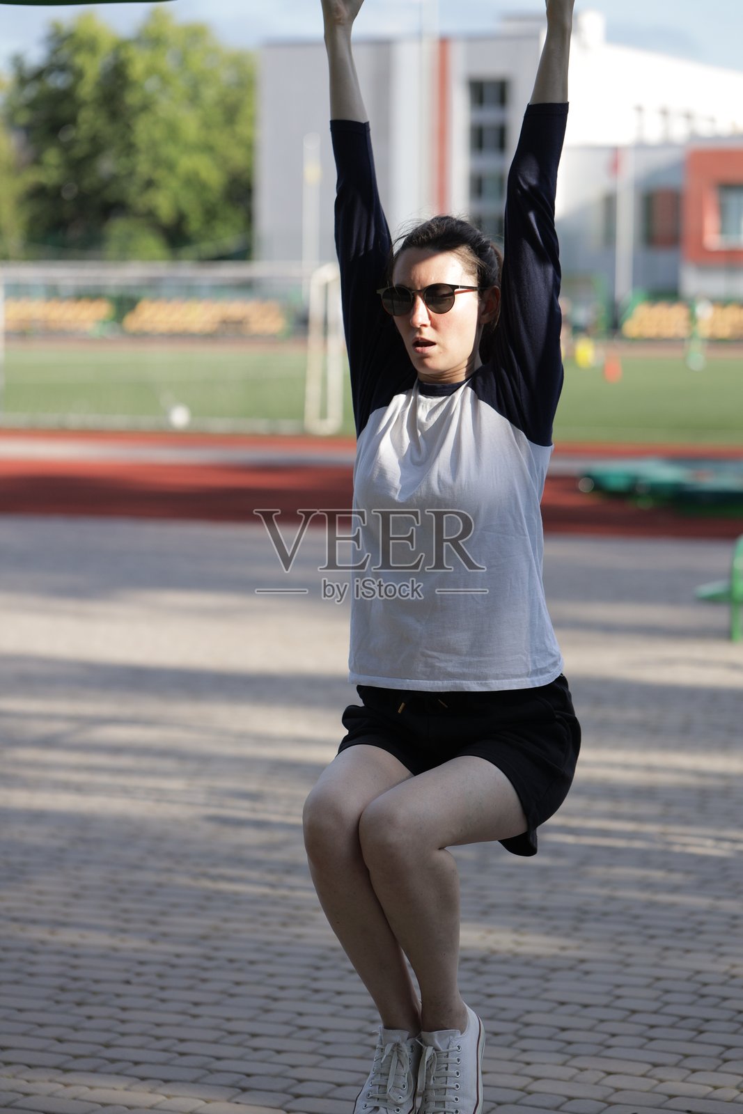 女性在户外锻炼或进行健身训练照片摄影图片