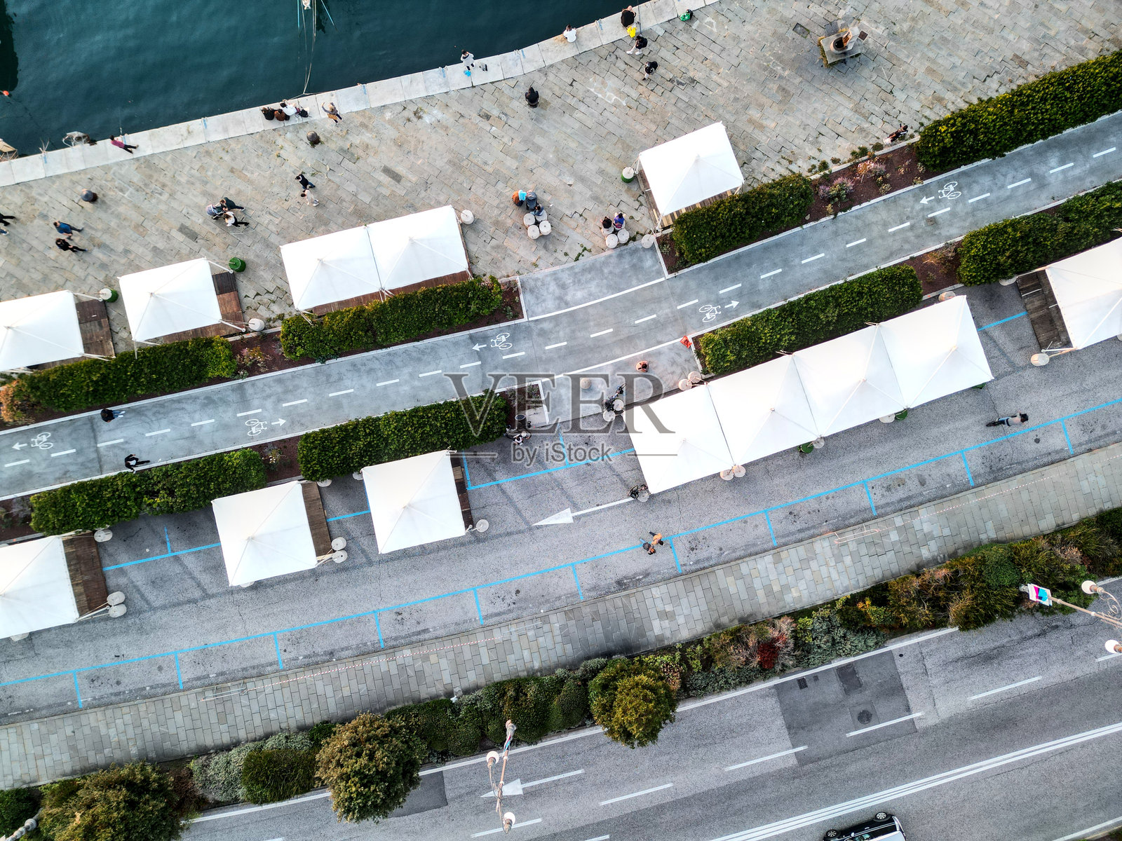 意大利的的里雅斯特，俯瞰道路旁的自行车道（城市骑行路径，靠近水边）码头，港口，海滨，沙滩，栈桥，步行道（欧洲，意大利）照片摄影图片