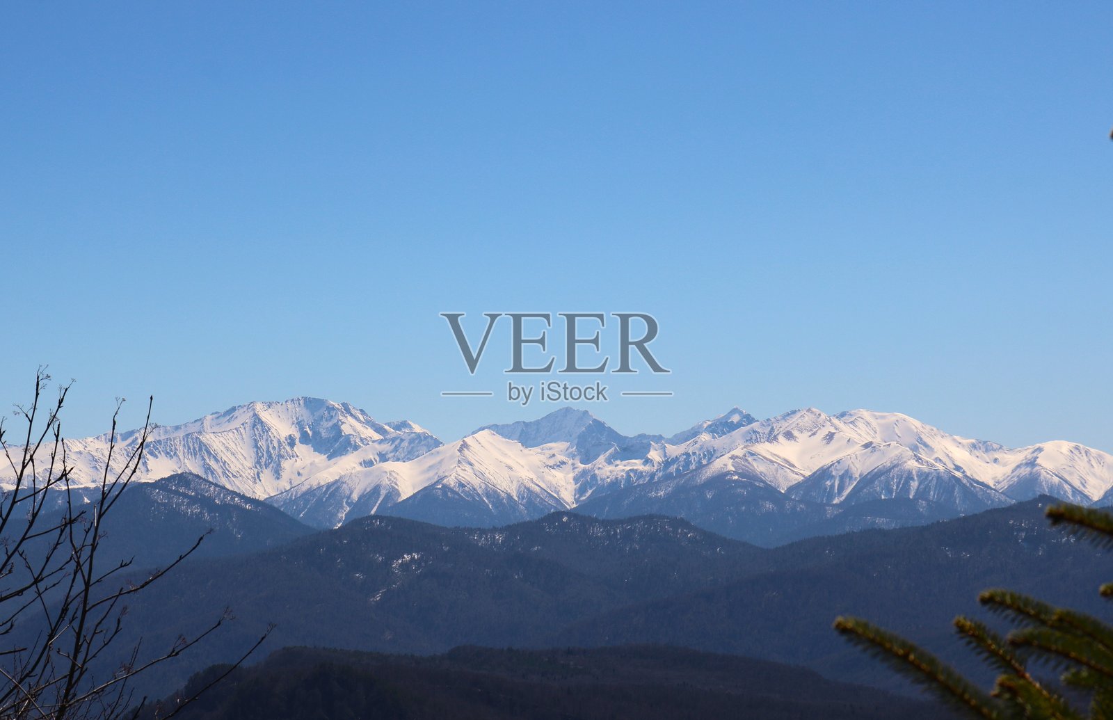 高加索的悬崖、山脉和丘陵与天空相映成趣照片摄影图片