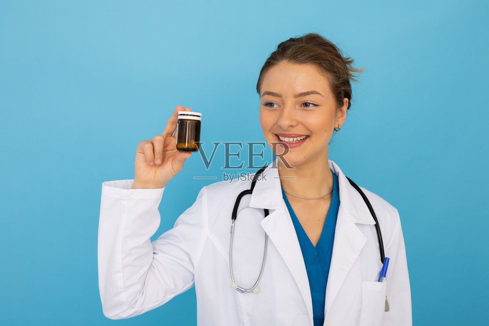 年轻女医生手中展示健康补品照片摄影图片