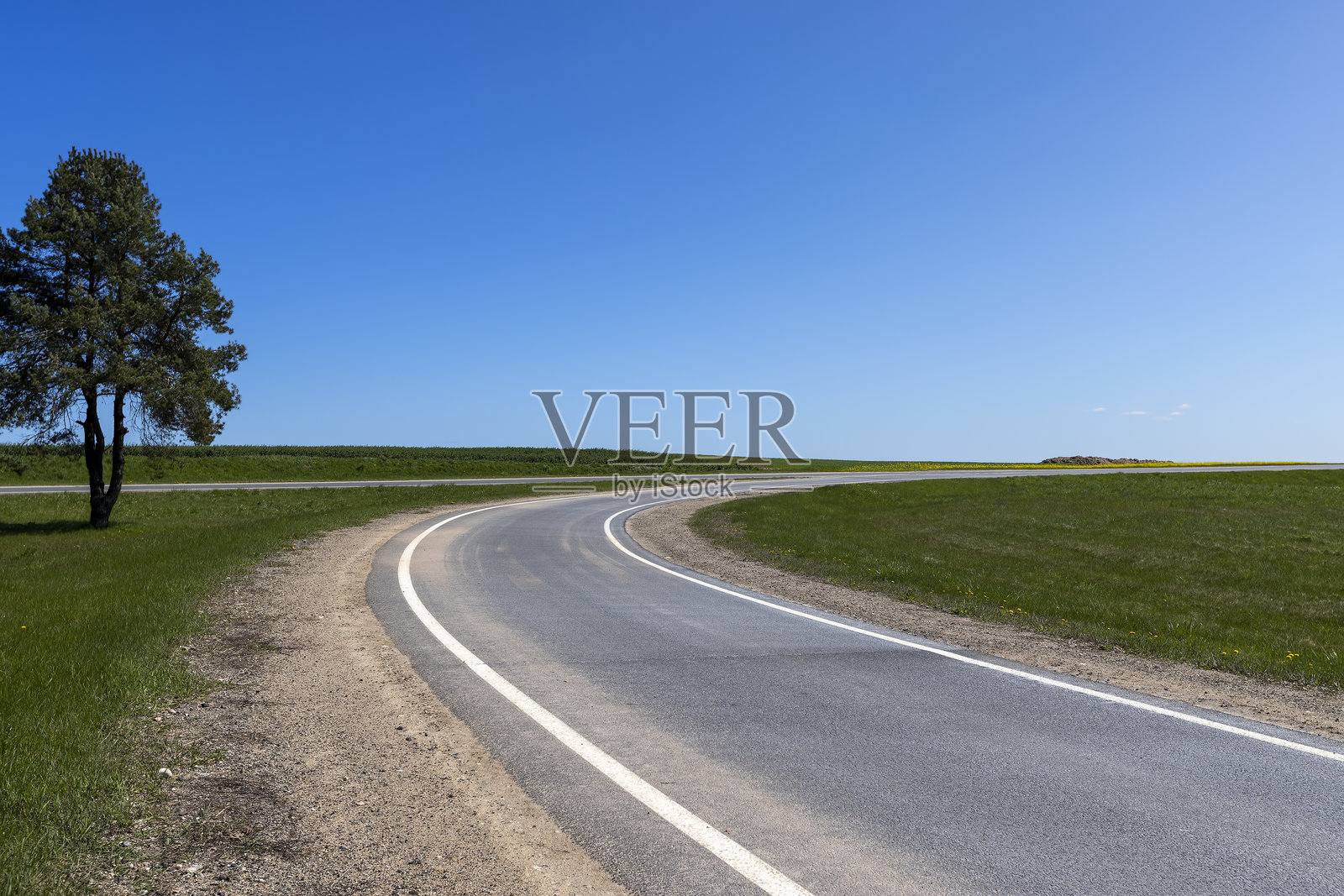 乡村地区的铺装道路用于交通运输照片摄影图片